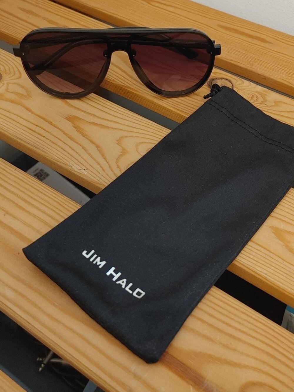 Jim Halo one-piece sunglasses with carrying bag (great condition!)
